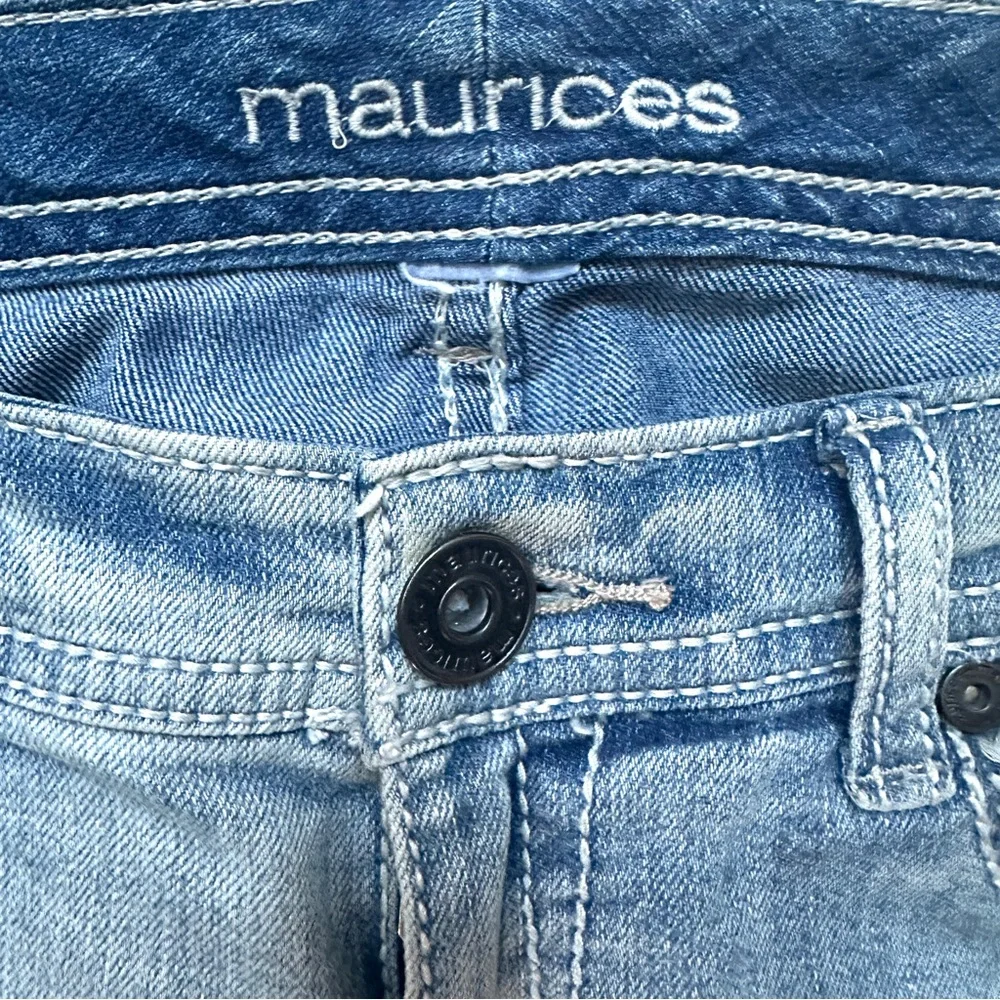 Maurices Faded Blue Cropped Jeans Embroidered Pockets Size 6 GUC